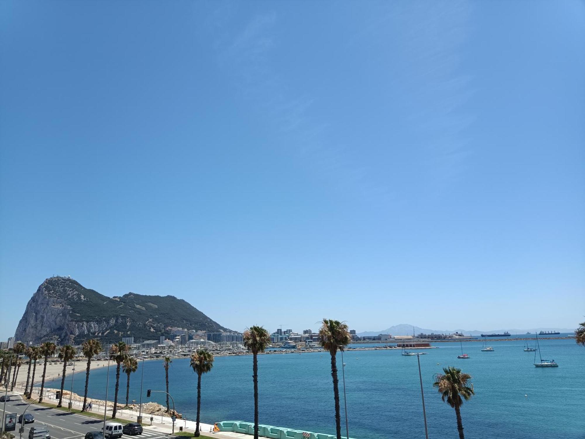 Quarto em Acomodações Particulares Vistas A 3 Paises Y 2 Continentes 1º Linea De Playa A 5 Minutos De Gibraltar *