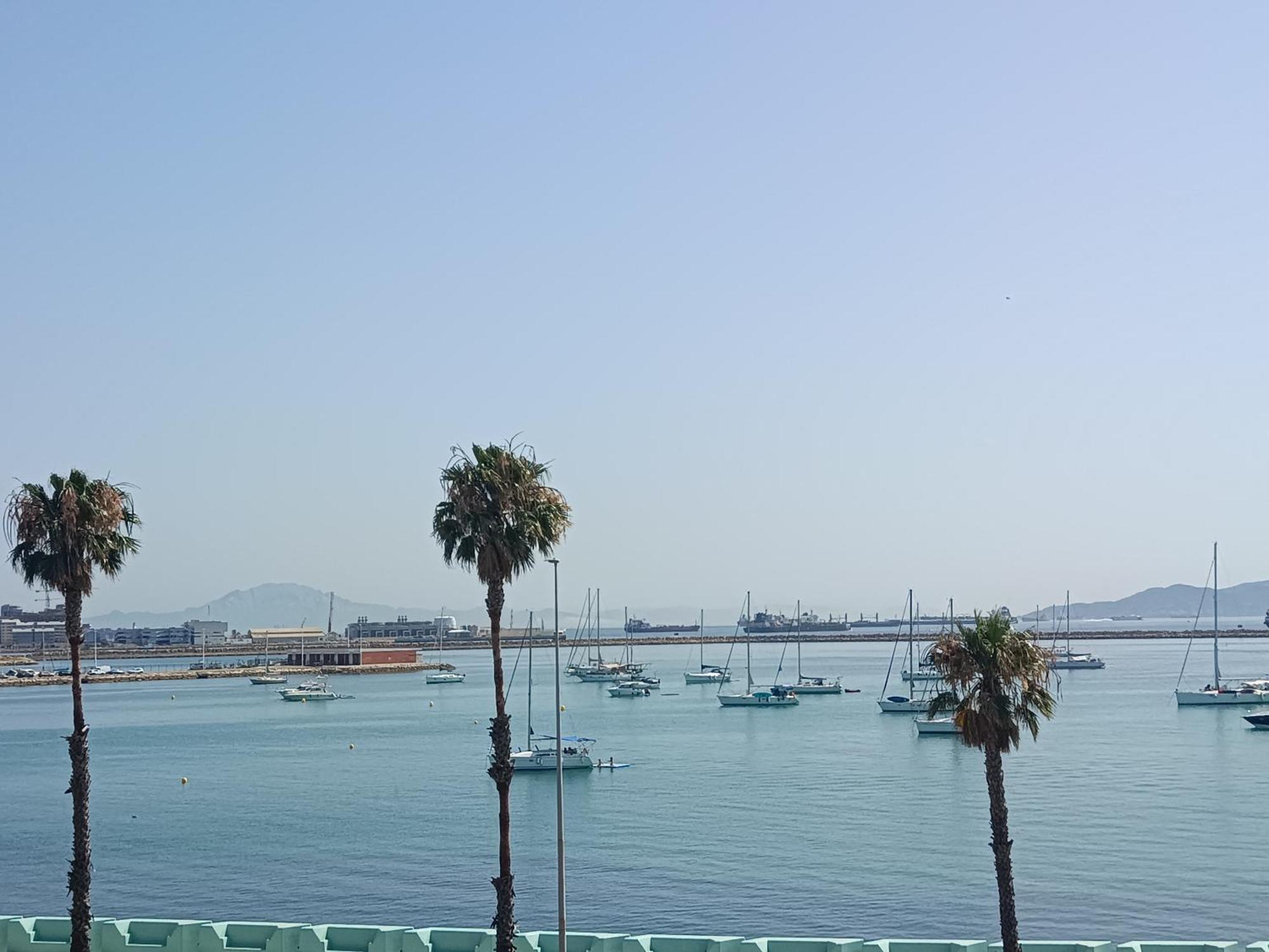 Vistas A 3 Paises Y 2 Continentes 1º Linea De Playa A 5 Minutos De Gibraltar Privatunterkunft